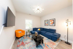 Minutes to Broadway KING size bed and optional garage parking